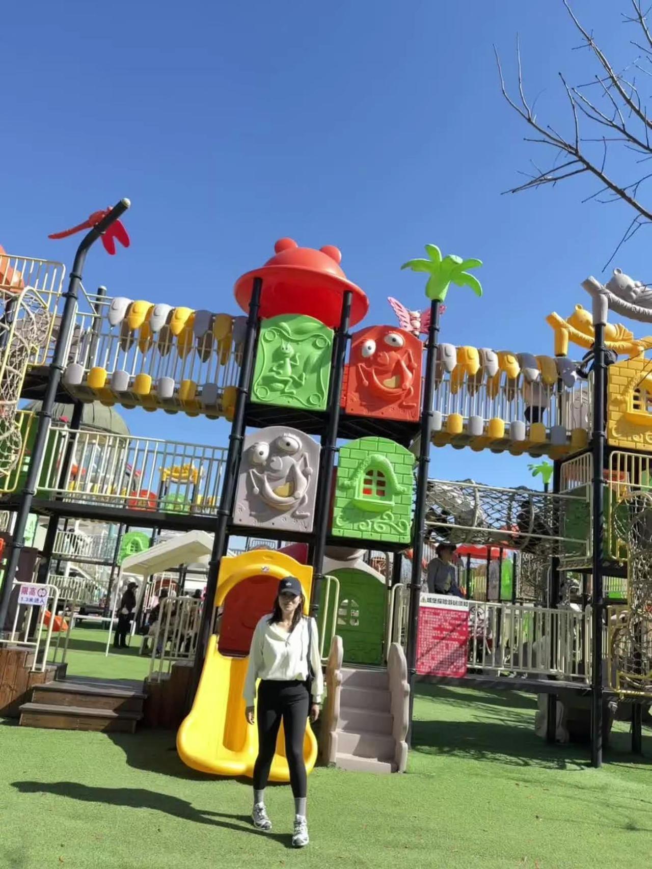 亲眼目睹了自己的崩塌与重建 爱自己的明媚 也接受自己的破碎 当我学会爱自己时  