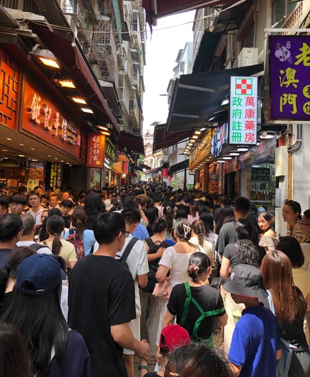 澳门你也没说你有这么多人呀[捂脸][捂脸][捂脸]
全广东的人周末都来澳门了吗？