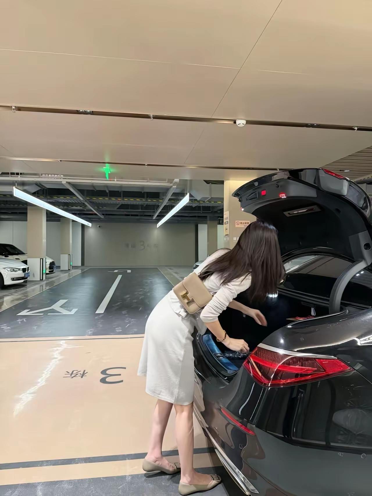 夏日生活打卡季性感美女的日常穿搭 女人最耐看的长相是什么样的 穿搭美照分享 干净