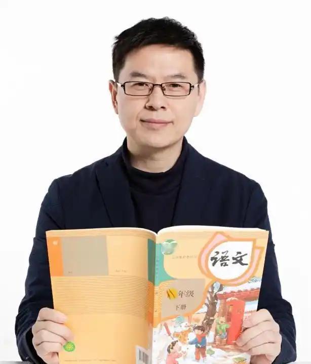 两首诗被扒出抄袭，“郦波直接破防”，昔日温文尔雅的教授，为何会突然变成如今这副模
