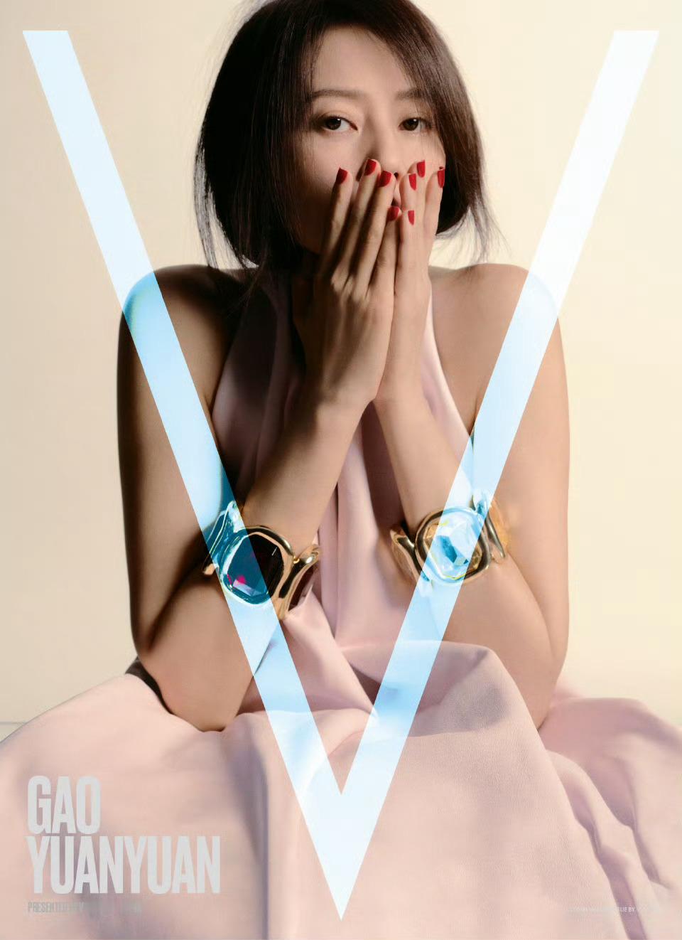 高圆圆V中文版十二月刊封面V中文版高圆圆究竟是冰还是光有些美，有些冷，有些烈，有