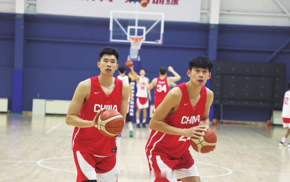 中国男篮热身赛第一场，邹阳进入大名单。邹阳