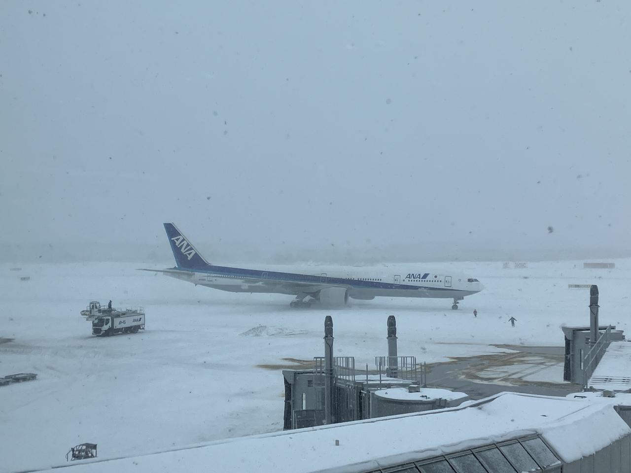 又是地震，又是暴雪......
日本北海道新千岁机场12月12日受到大雪影响，导