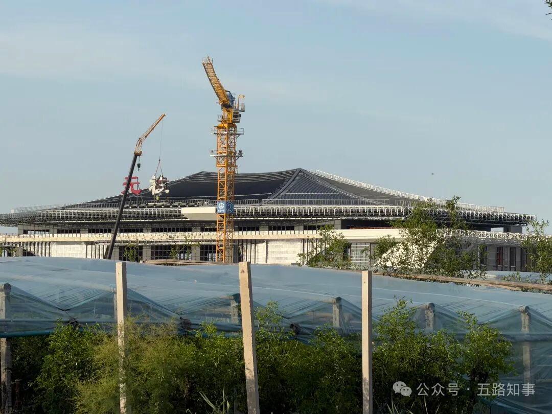 网友投稿：6月22日，滨州无棣高铁站开始安装站名了。