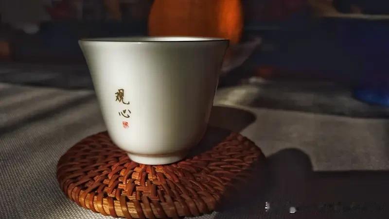 人生领悟，《品茶静心》
独处是灵魂的留白，
比喧嚣更丰盈。
人最舒服的状态，
莫