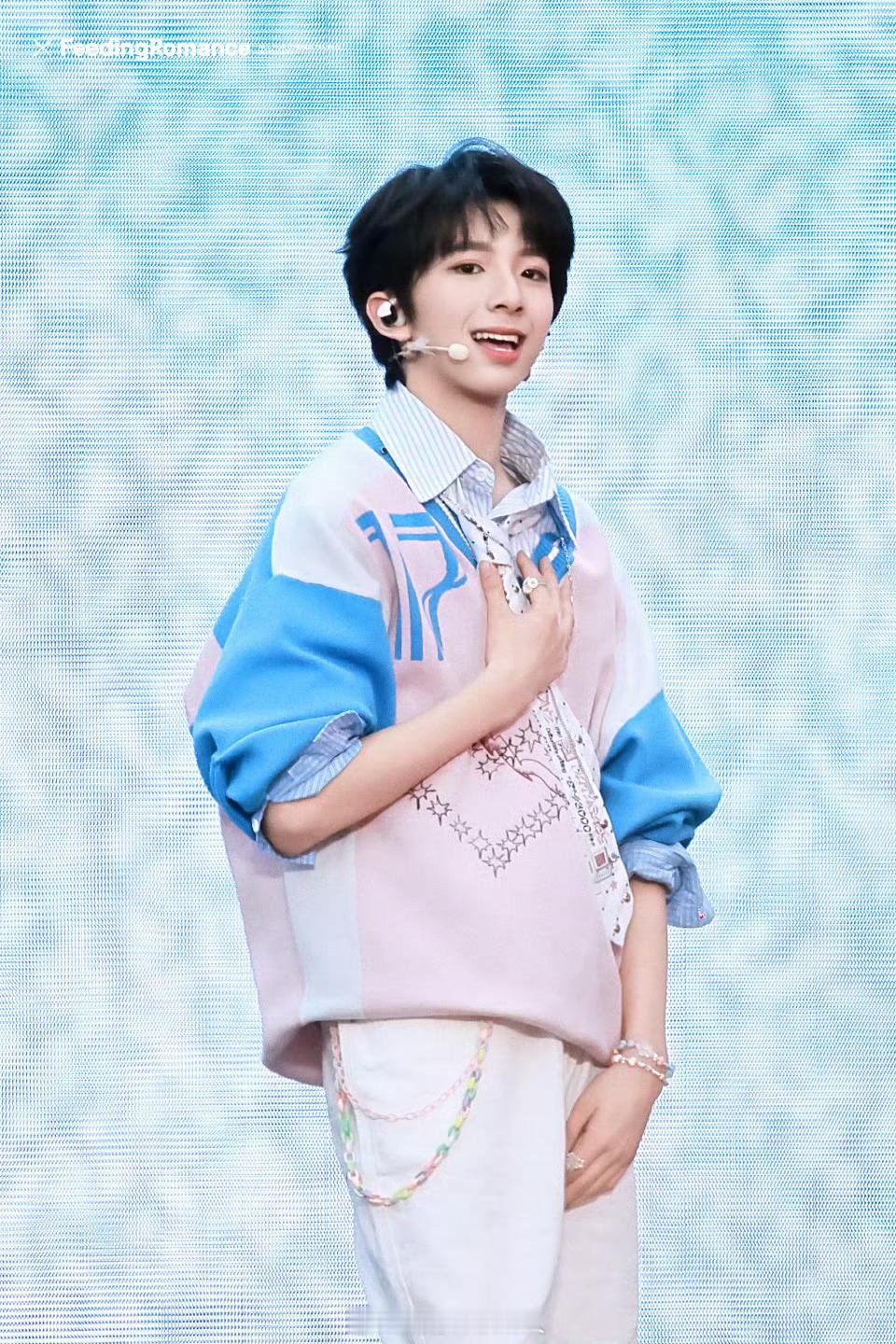 陈浚铭笑容好有感染力。。完全就是小甜豆陈浚铭新音来了个小蛋糕