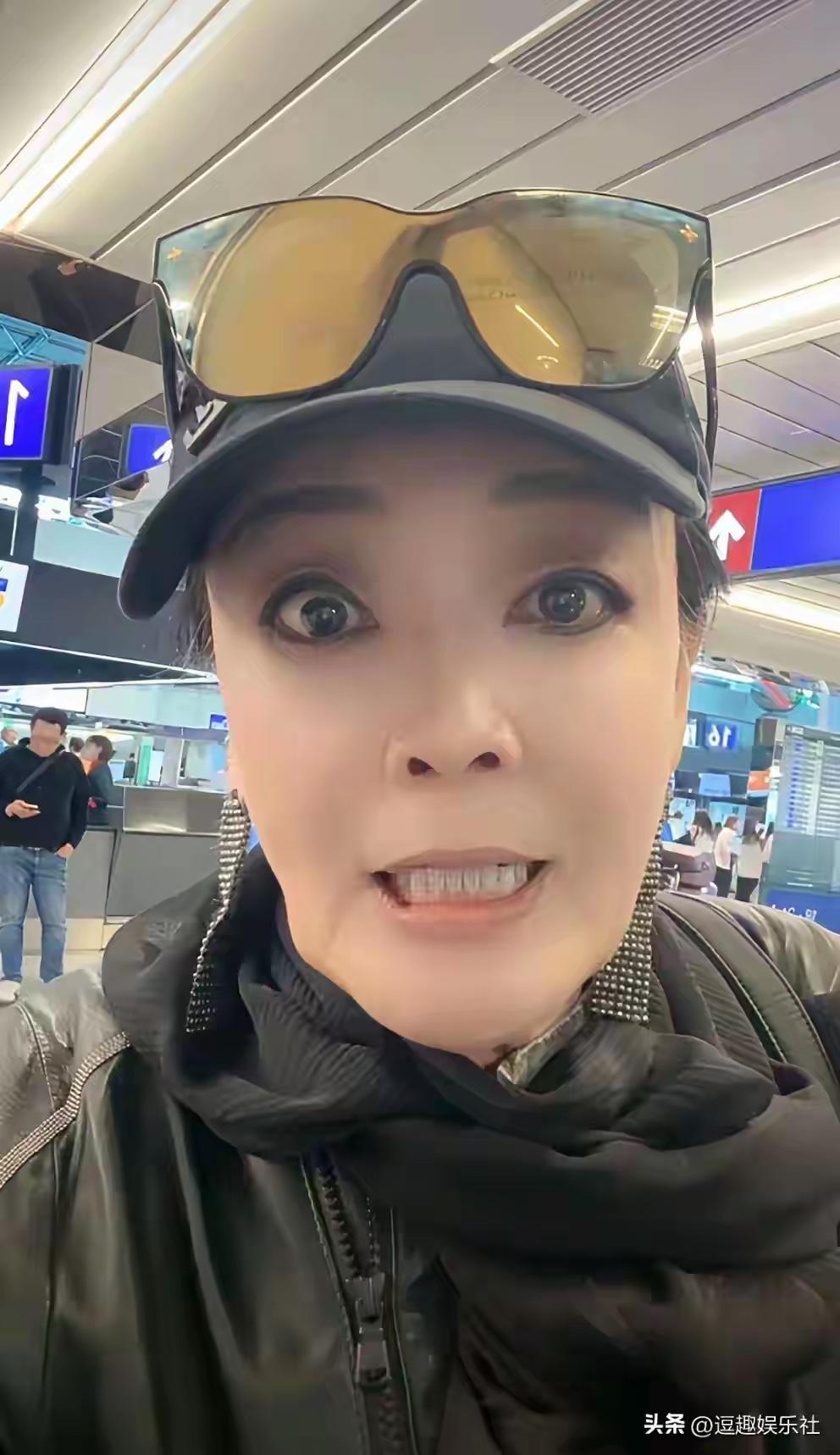 兰姐回北京了，在回家的路上，还继续做直播，真的是很厉害了。她自己去到那里都是要和