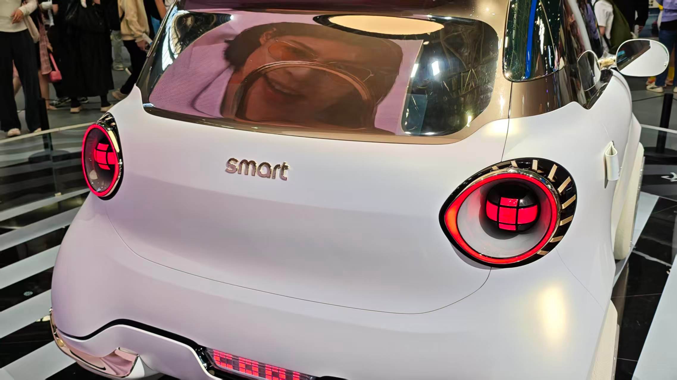 来smart 精灵 2 概念车展台的姑娘们来了估计都不想走了，简直就是量身定做梦