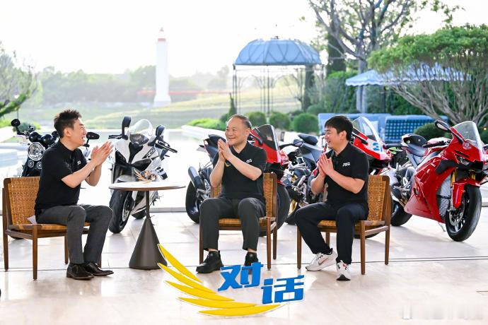 央视《对话》栏目邀请李书福与国产机车创始人张雪同台交流，两代实业人围绕造车追梦之