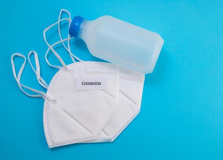 年销百万瓶的“液体口罩”悄然走红，宣称“一喷阻隔病毒”。

然而医生看完成分和原