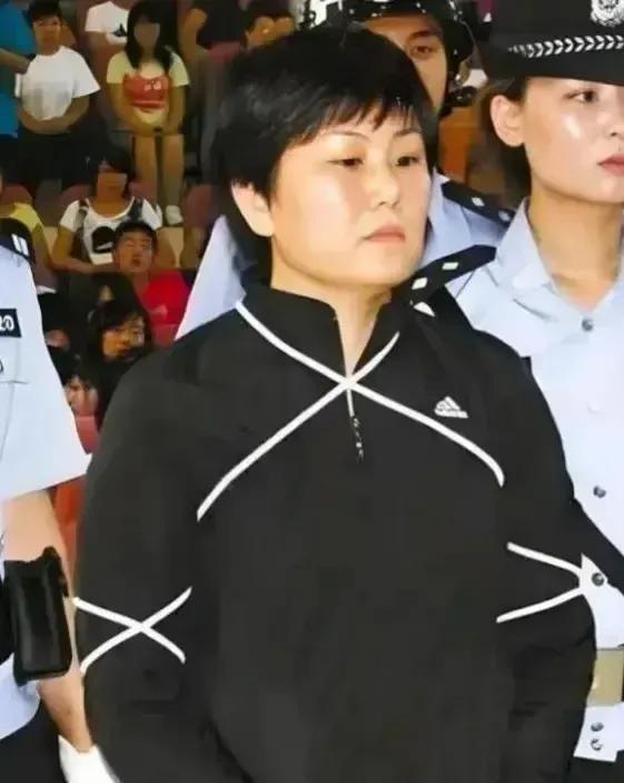 2010年，屈孝湘被五花大绑，验明正身，即将被押解到刑场，执行死刑。

照片中的