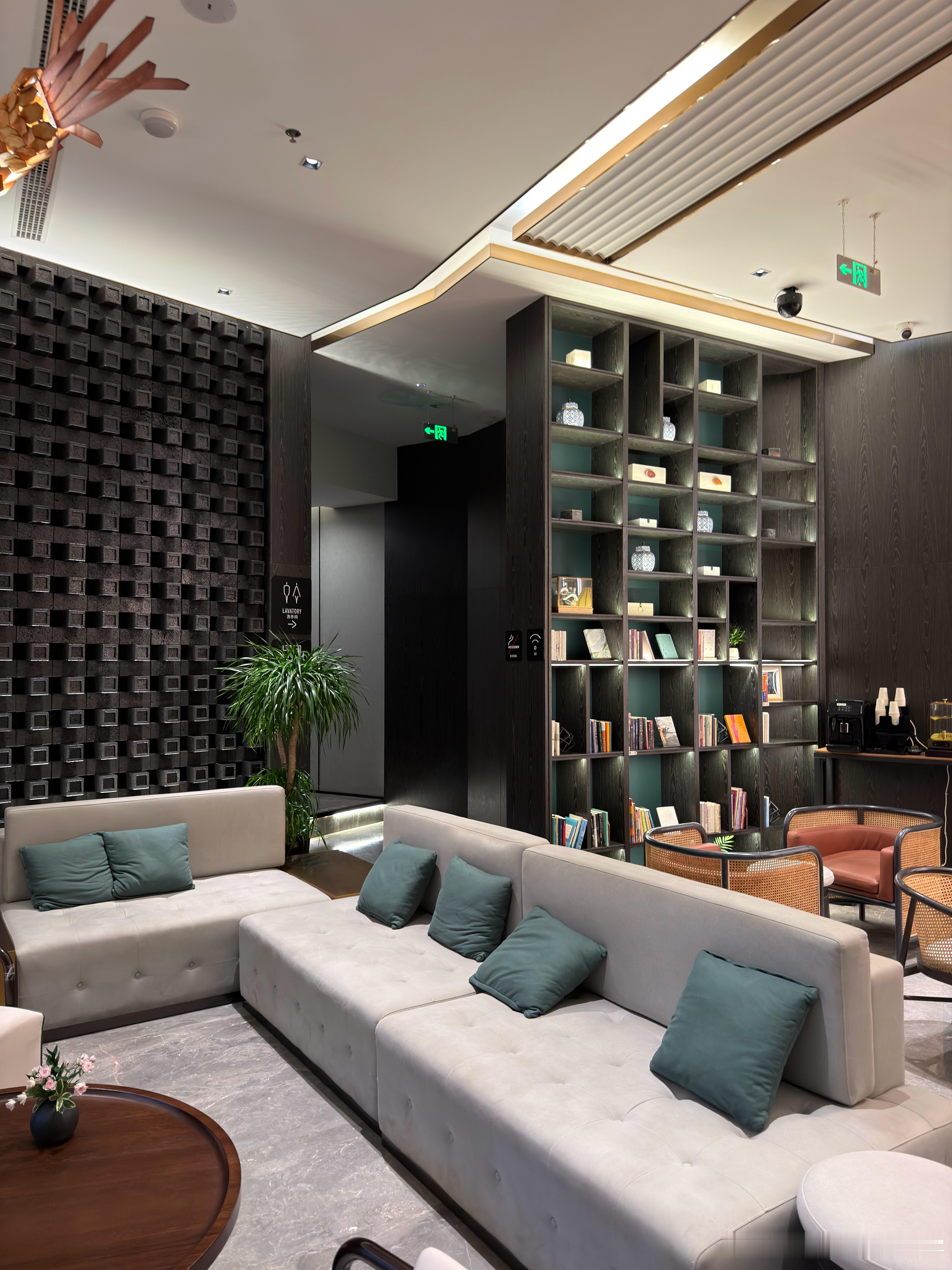 按的户外干净厕所经验我今天找到了亚朵S的大堂，干干净净还带有一些芬芳，喜欢这一次