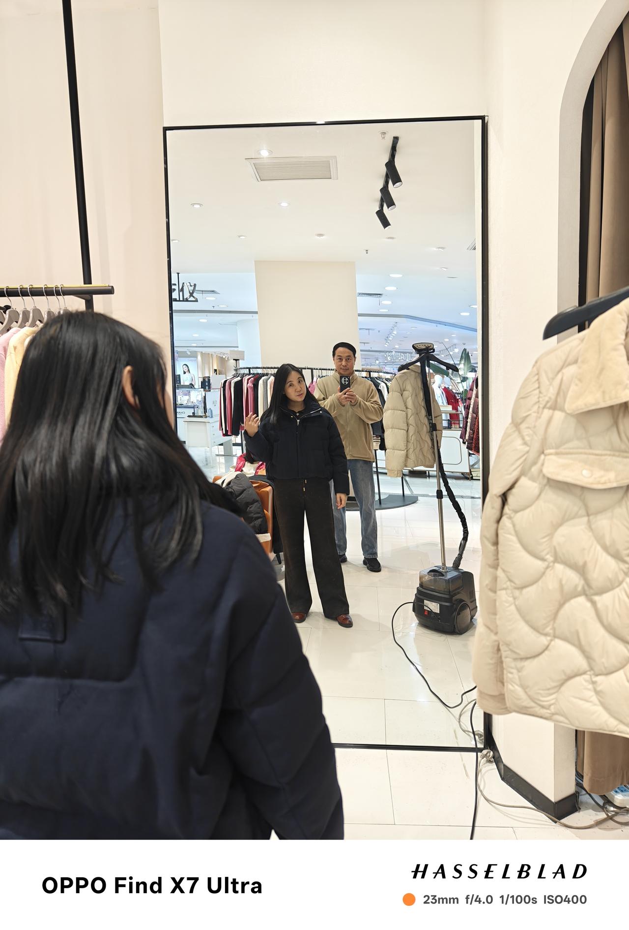 周末，
陪老婆逛逛街（GAI），
情绪价值给个够！
 
周末没事，老婆说想添件冬