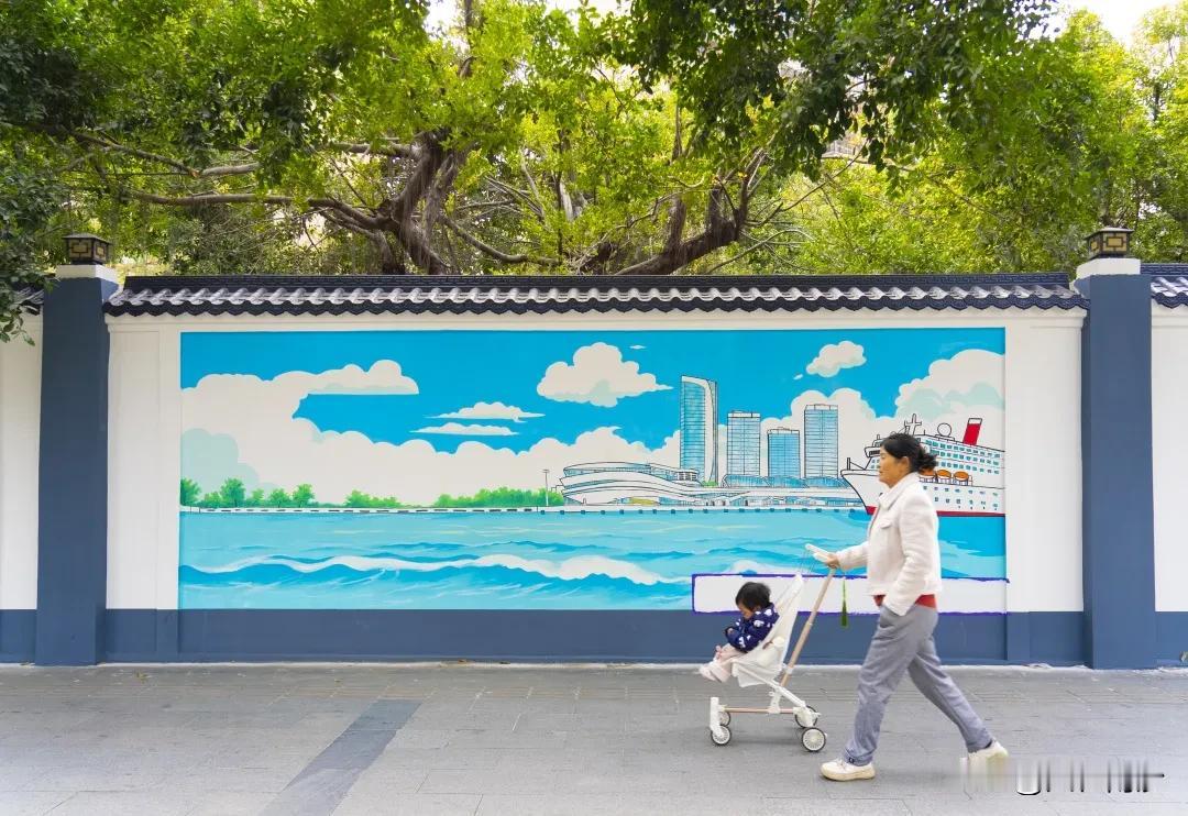 【港湾街道“露天画廊”上新】在港前大道一带，原本单调的围墙变身漂亮的“露天画廊”