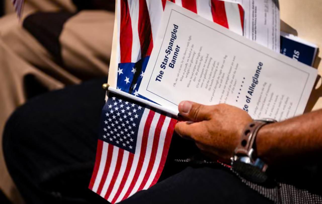 美国共和党人公布特朗普执政下更严格的公民身份和移民提案

国会中的共和党议员与特