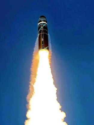 刀都架在脖子上了，伊朗总统突然站出来，对着全世界喊了两句话，第一，核武器，我们不