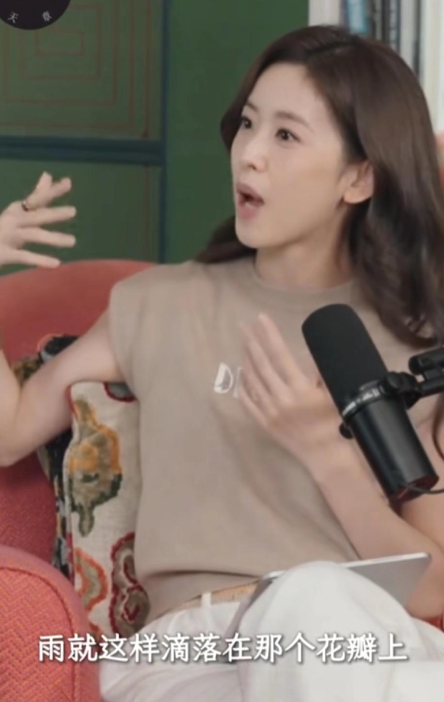 章泽天本来拿的人生剧本就是短剧里的那些女主剧本，高中大学是别人心目中的白月光，又