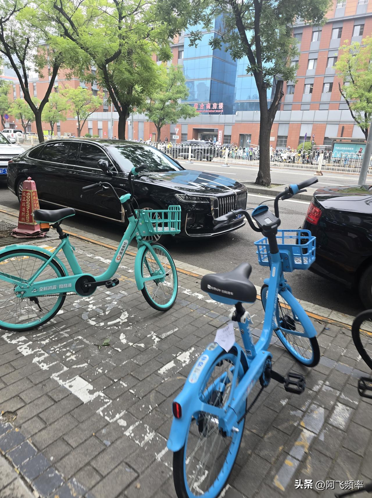 来安贞医院看病 偶遇一辆加长红旗小轿车
之前朋友家的老奥迪也换成这种加长的红旗H