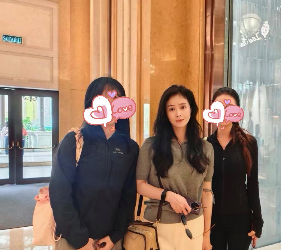43岁蒋欣在澳门逛商场被网友偶遇，真人看起来‌特‏别‍瘦，身‍‍高目测‍‏⁠得‍