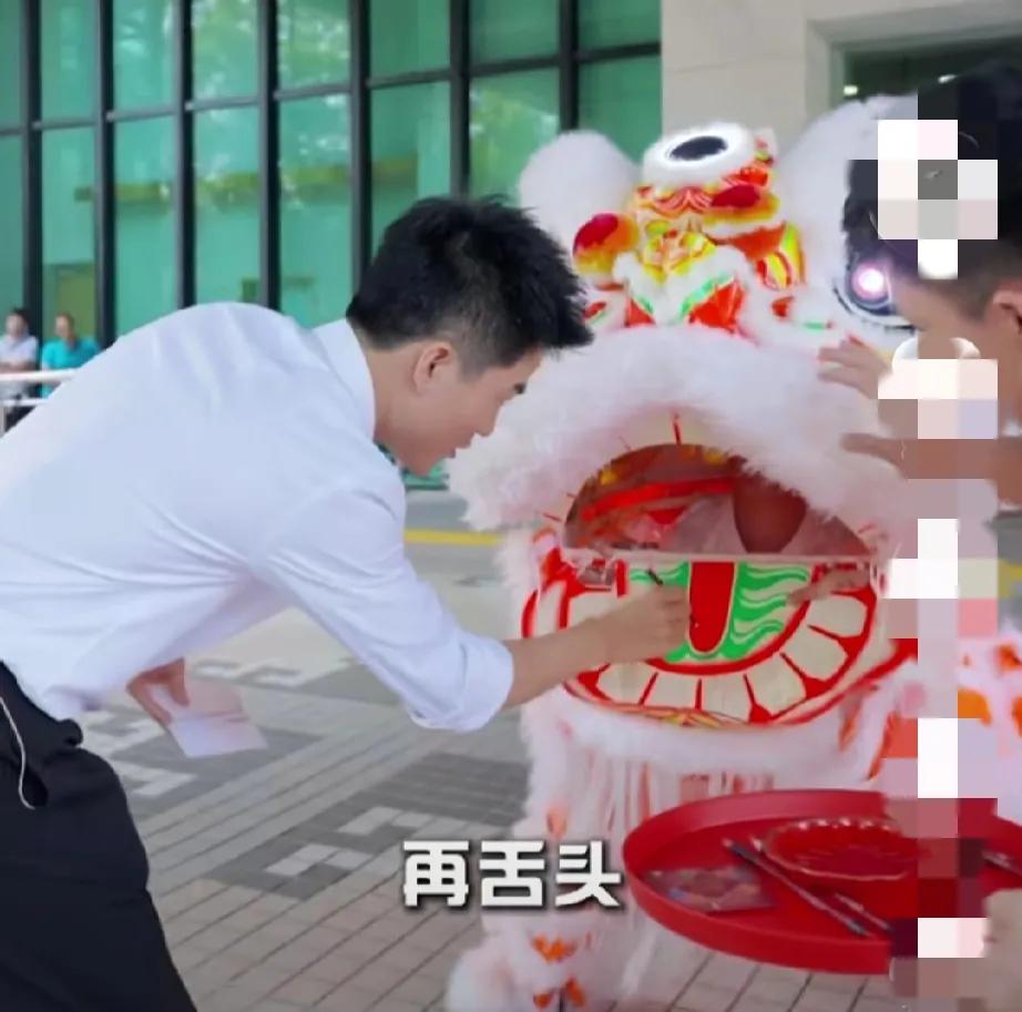 香港之行花絮来了！

舞狮开场表演！

董宇辉在现场用朱砂给狮子点睛！

这一次