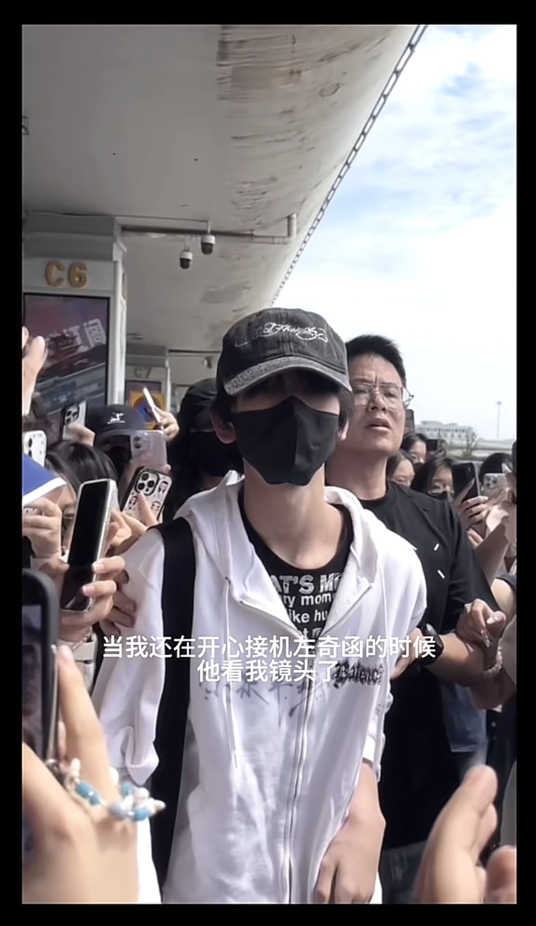 果然 手机壳背后是一只羊就能够引起一个奇奇的注意 p6他甚至回头还在找... 