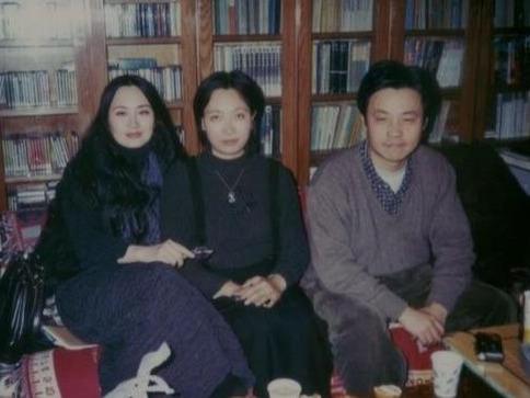 1991年，余华在北京初遇“红颜知己”陈虹，回家后，他和发妻离婚，带着陈虹挤在不