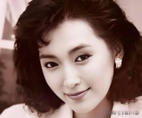 猜电影名。附上其中一位演员的照片一张。提示：长江一号