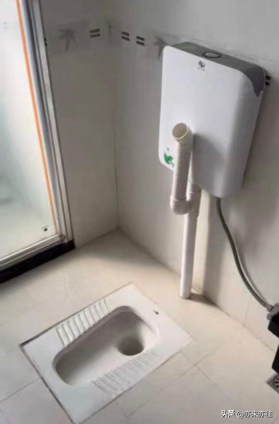 求问，水箱中间那根管子是干嘛用的？懂的大师傅请普久一下……
是通气用的？？
