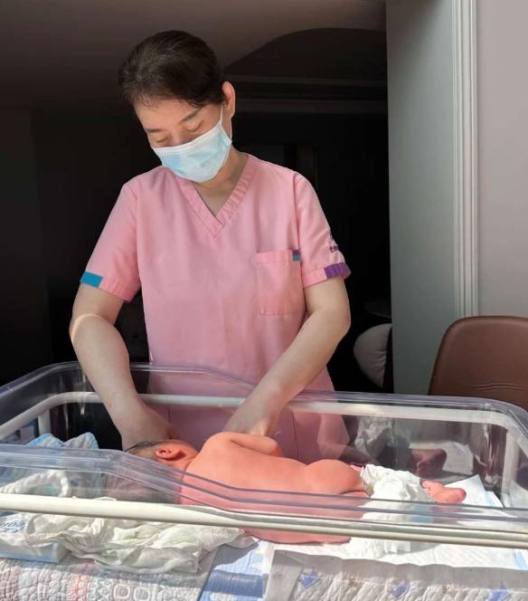 对于刚出生的婴儿来说，除了自己的母亲之外，月嫂可能是孩子出生后接触最多的人。除了