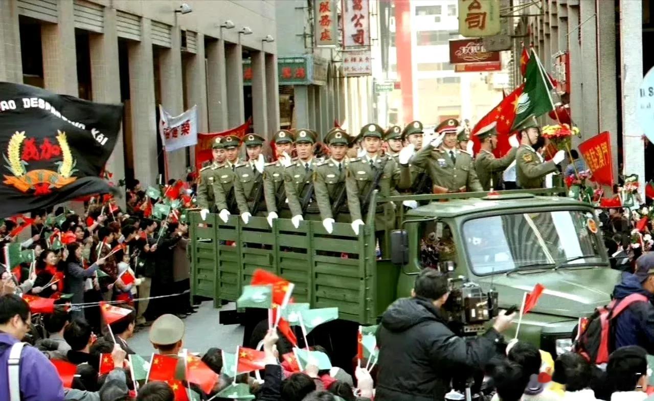 1999年12月，解放军正式进入澳门
      中国人民解放军驻澳门部队于19