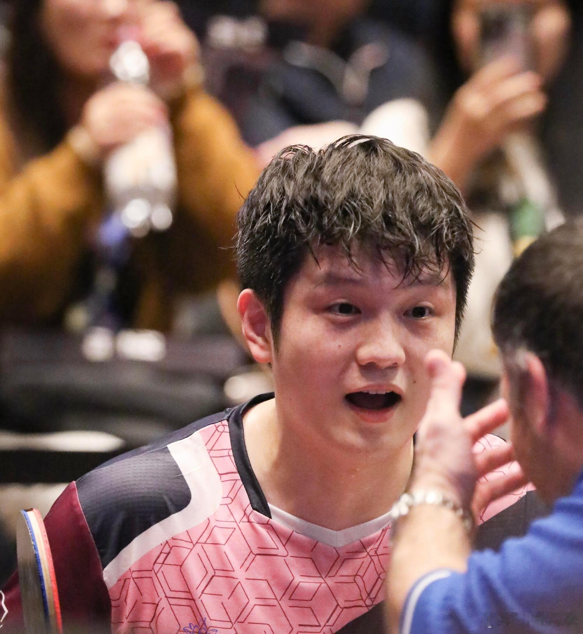 这头发是不是烫过 