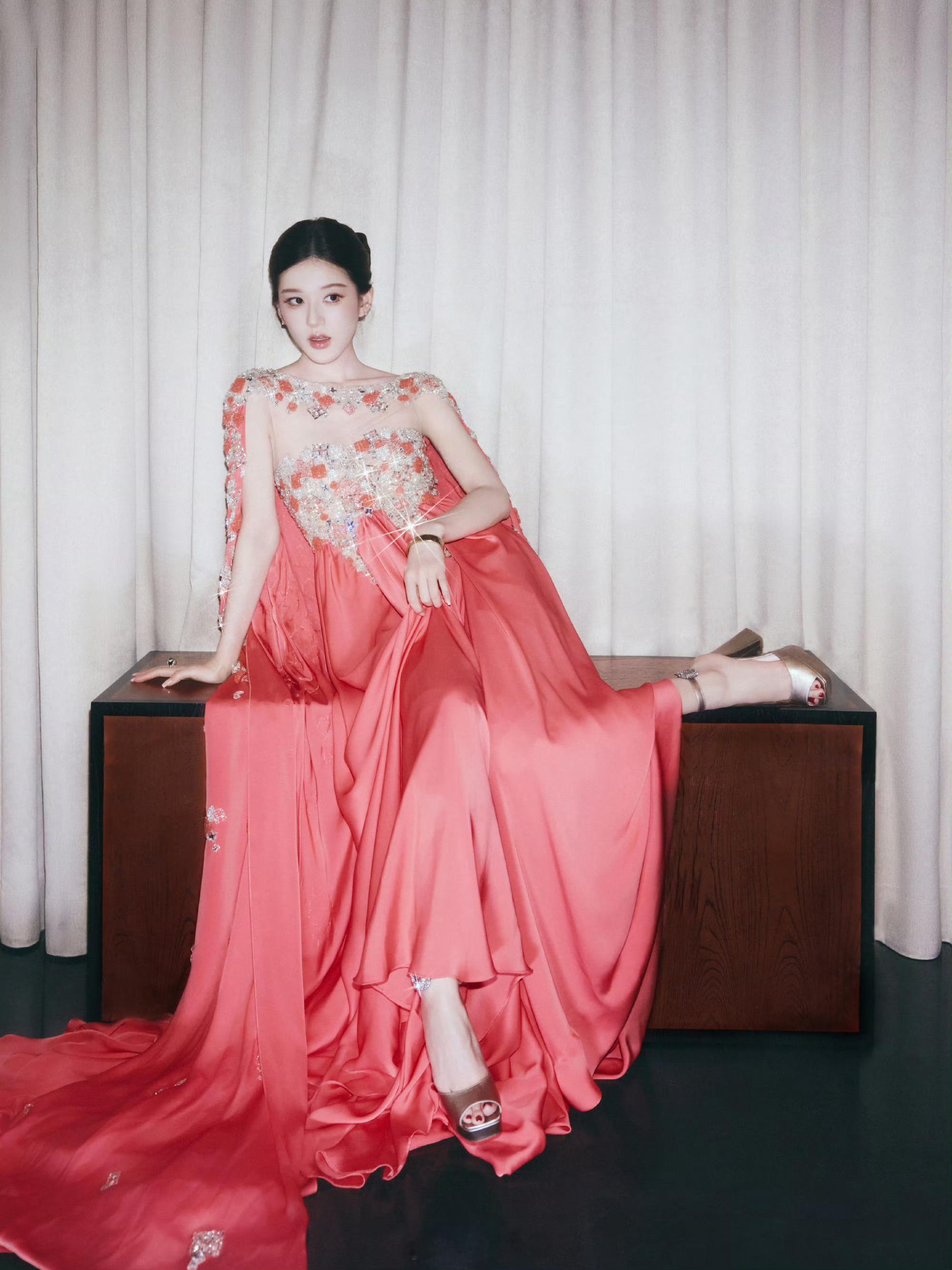 VOGUE出发图赵露思这套美的 妆美衣服也美 