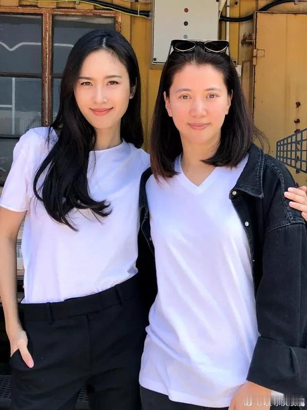 泰国最美的变性人Poy 和袁咏仪的合影。
说她是最美的变性人，真的一点也不为过，