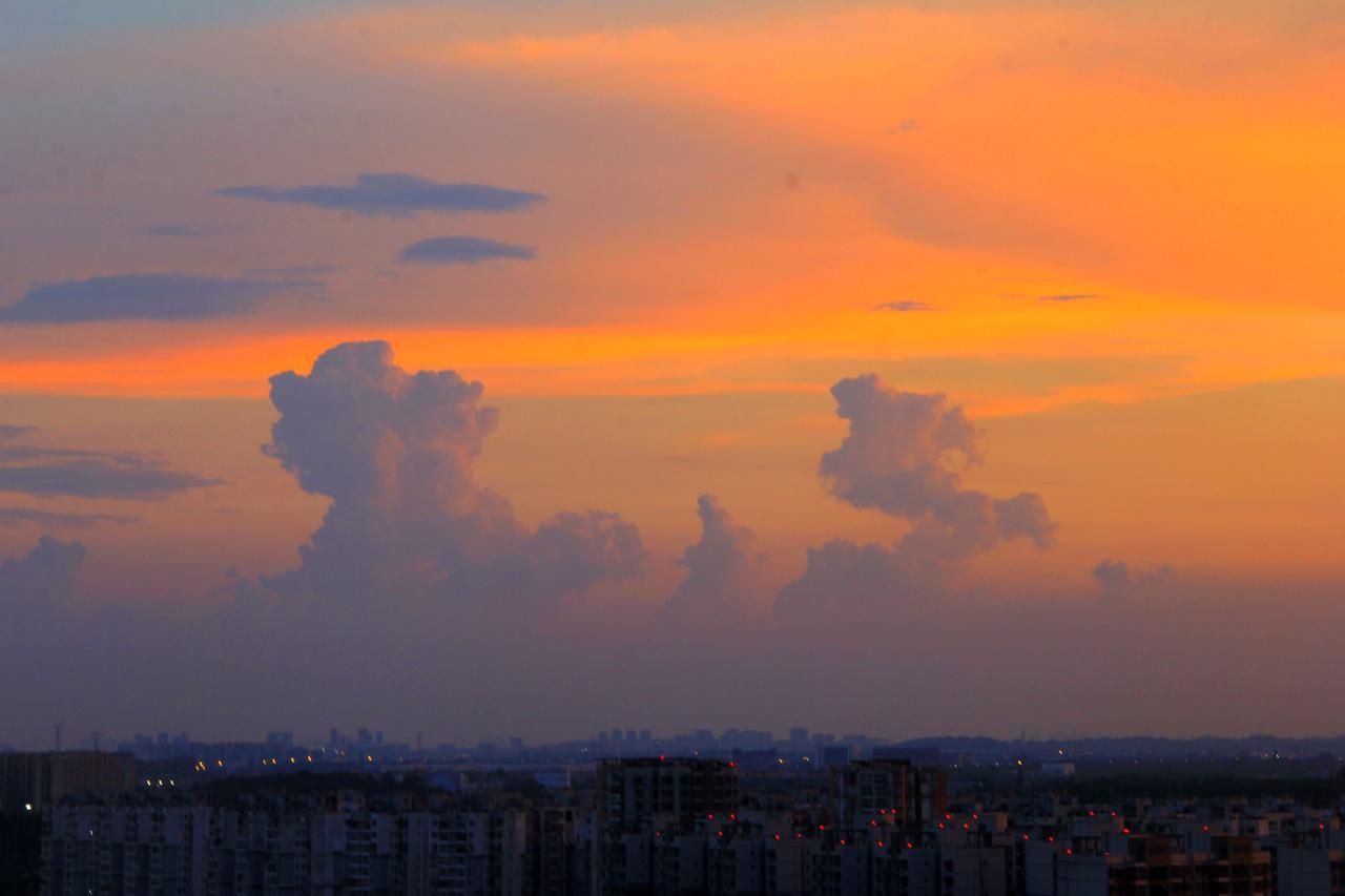 被晚霞治愈的瞬间 生活碎片记录 日常随手拍风景 黄昏天空分享 城市日落记录