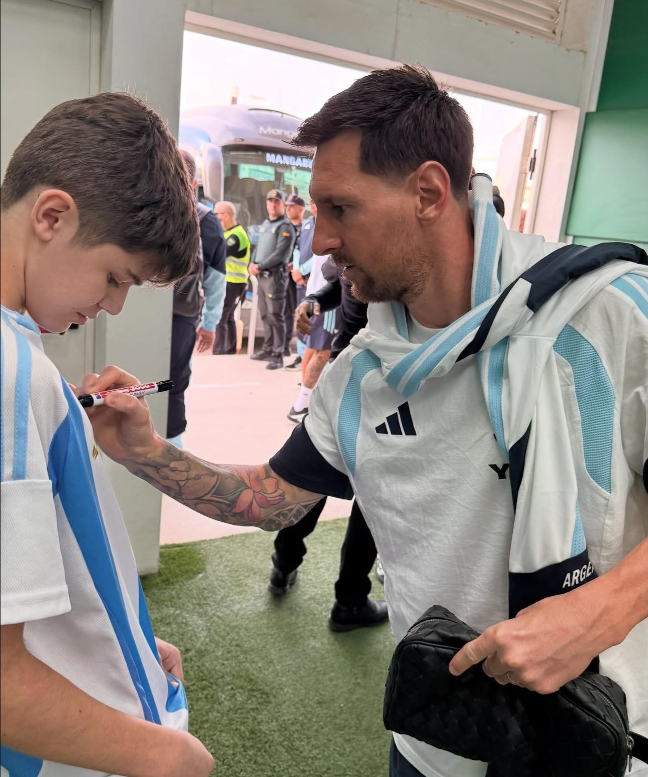 昨天的梅梅给球迷签名✍️