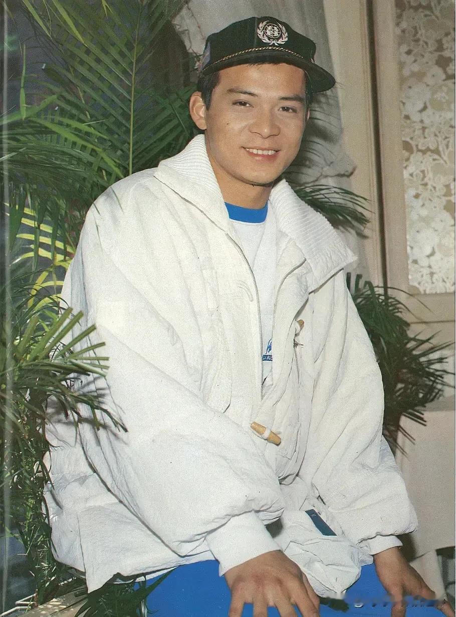 如果非要在众多明星中选一个男神的话，那么我一定选黄日华！
