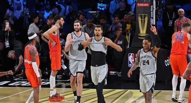 把联盟第一掀翻在地时，他们甚至没让自己的王牌首发。
文班亚马安静地坐在替补席，看