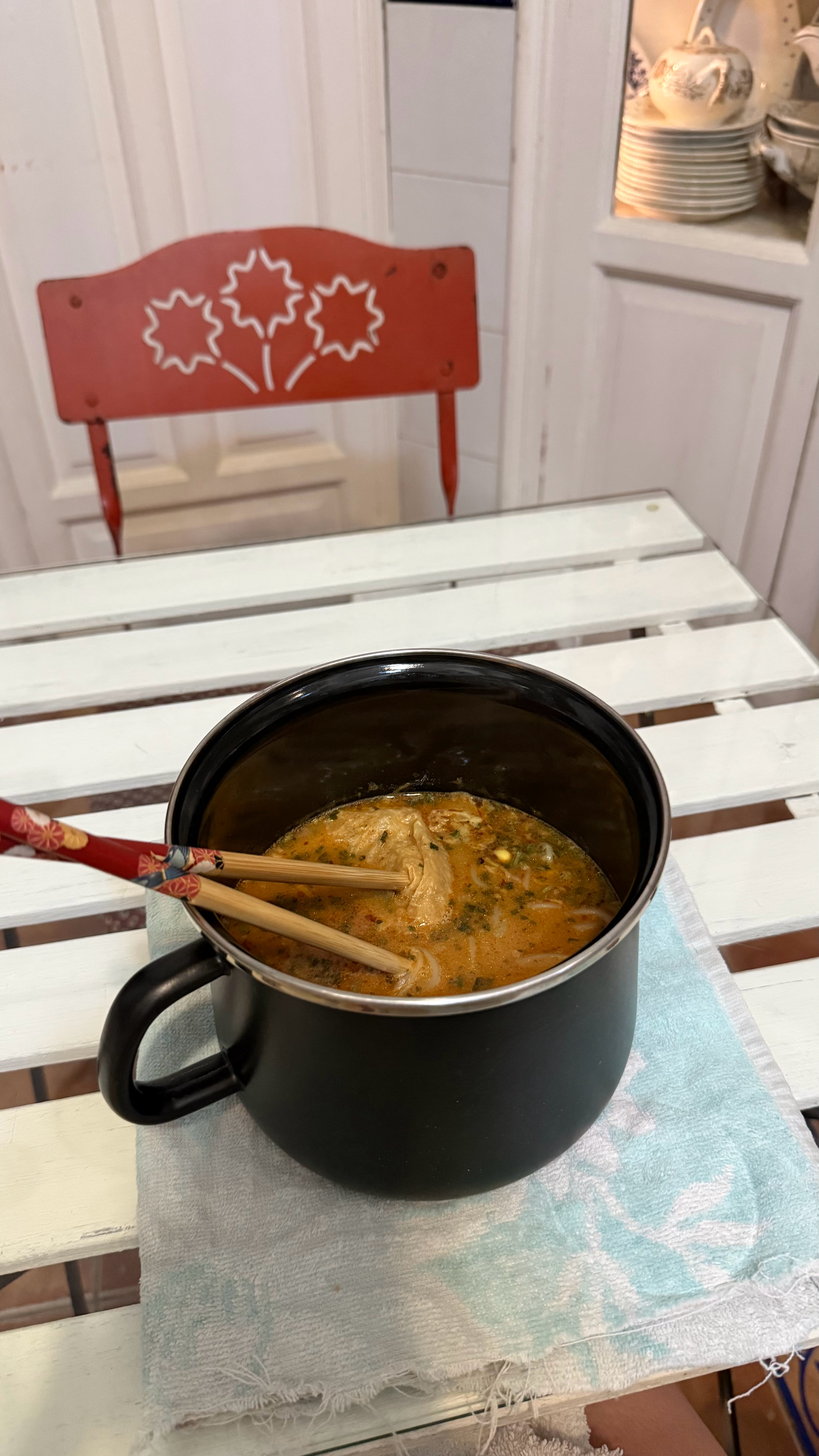一件有趣又很温暖的事！太饿了我跑去厨房煮米线 在这座古堡别墅里传来飘香 正在花园