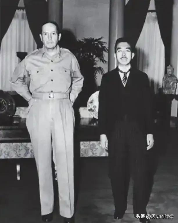 1945年麦克阿瑟入驻日本，当了七年太上皇，临走时百万民众含泪送行
 
1945