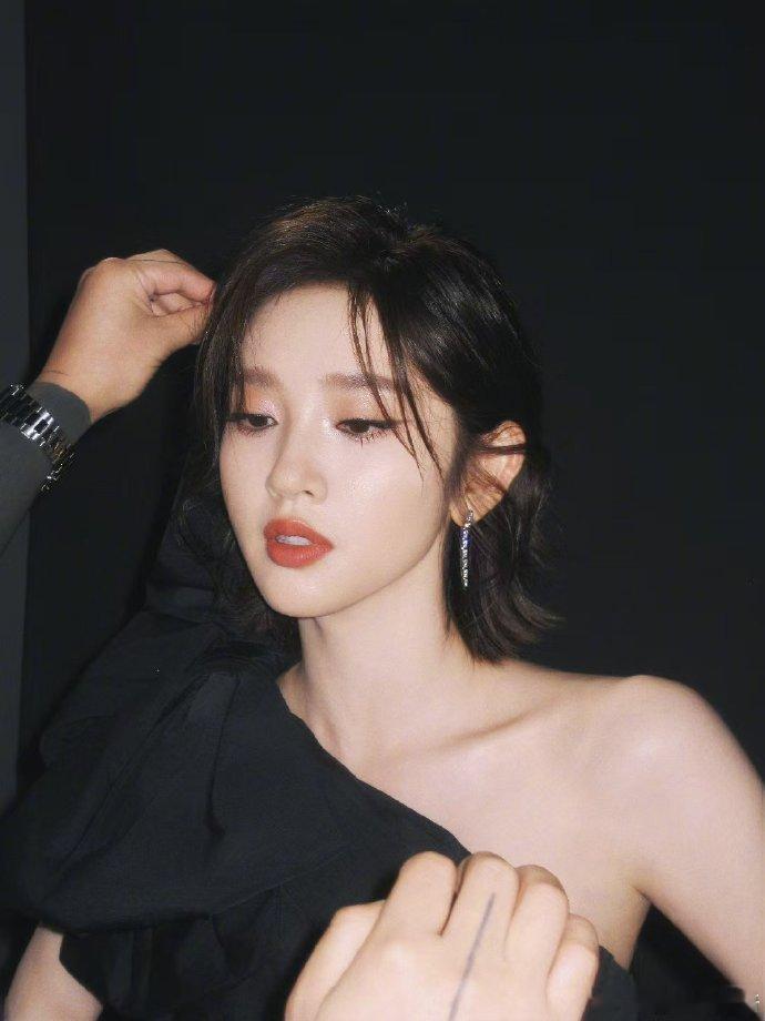 唐艺昕舞技飞升 《爱情鸟》被跳出新感觉，唐艺昕舞姿灵动又利落，进步大到让人眼前一