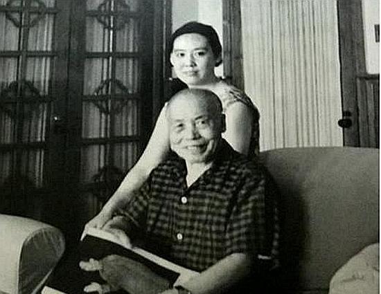 1985年初夏，北京积水潭医院门口飘着细雨，早已改名“王曦”的胡友松撑着一把旧伞