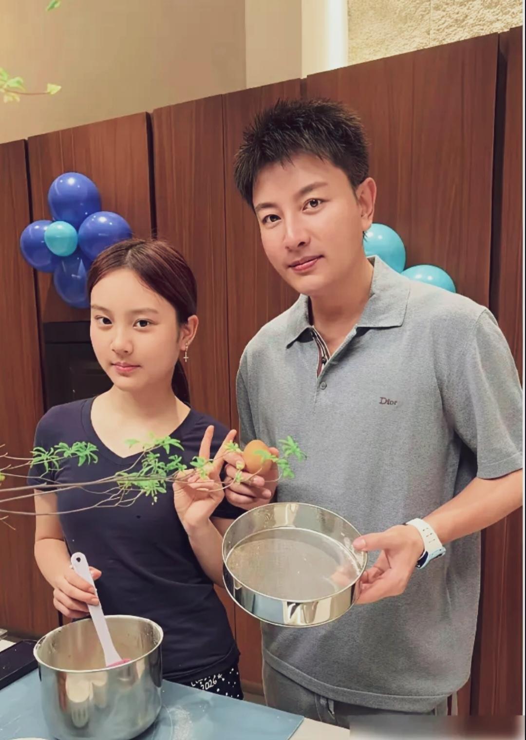 这父女俩长的一模一样，一点也不用怀疑是抱错的！