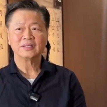 赖岳谦（台湾时事评论员）携妻回福建祭祖，参观客家族谱博物馆时强调：