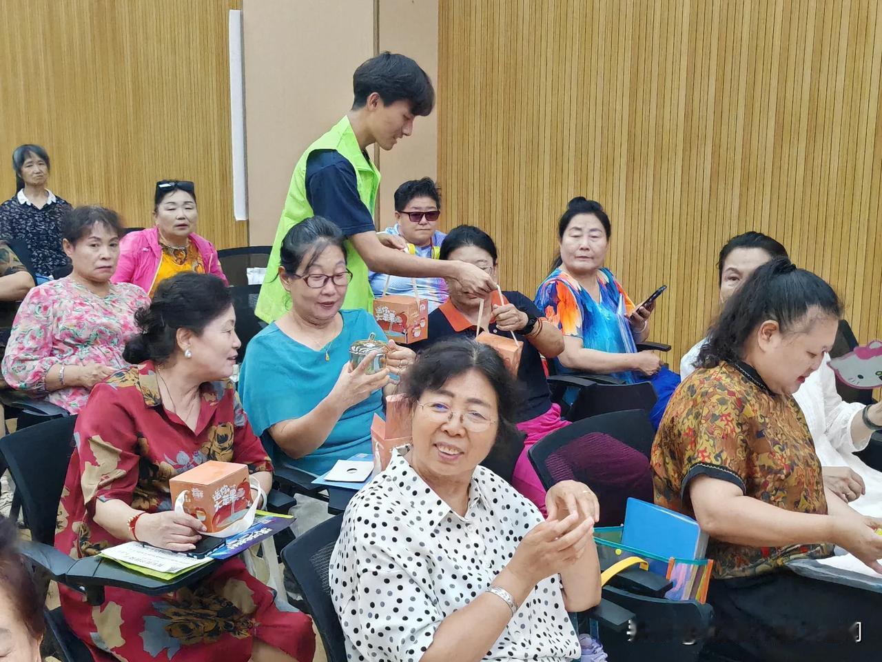 万柏林区中海社区：文旅送温情 歌声润夕阳

万柏林区南寒街道中海社区联合山西文旅