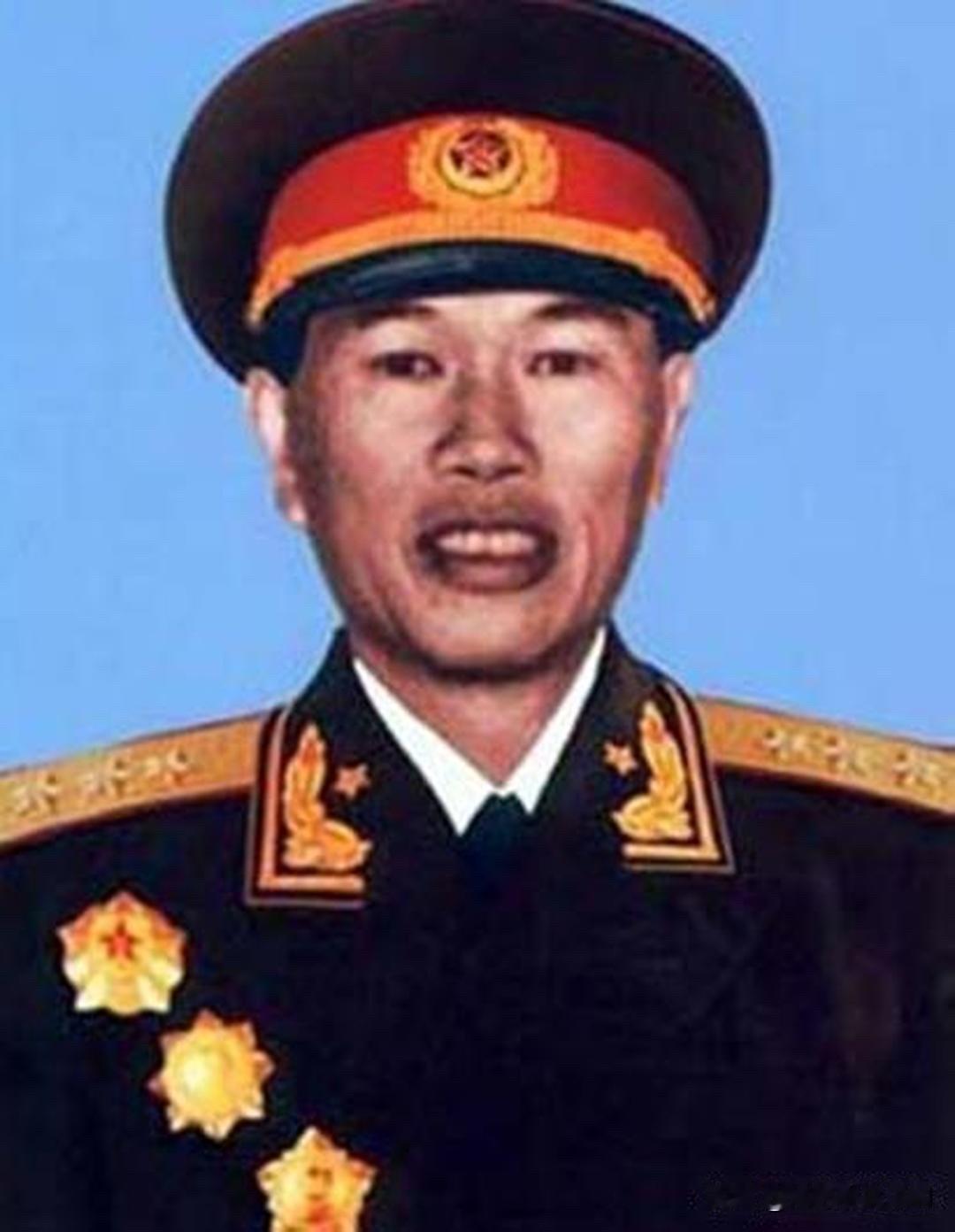 他是开国上将。18岁参加湘南起义，上井岗山。27岁任八路军115师685团政训处