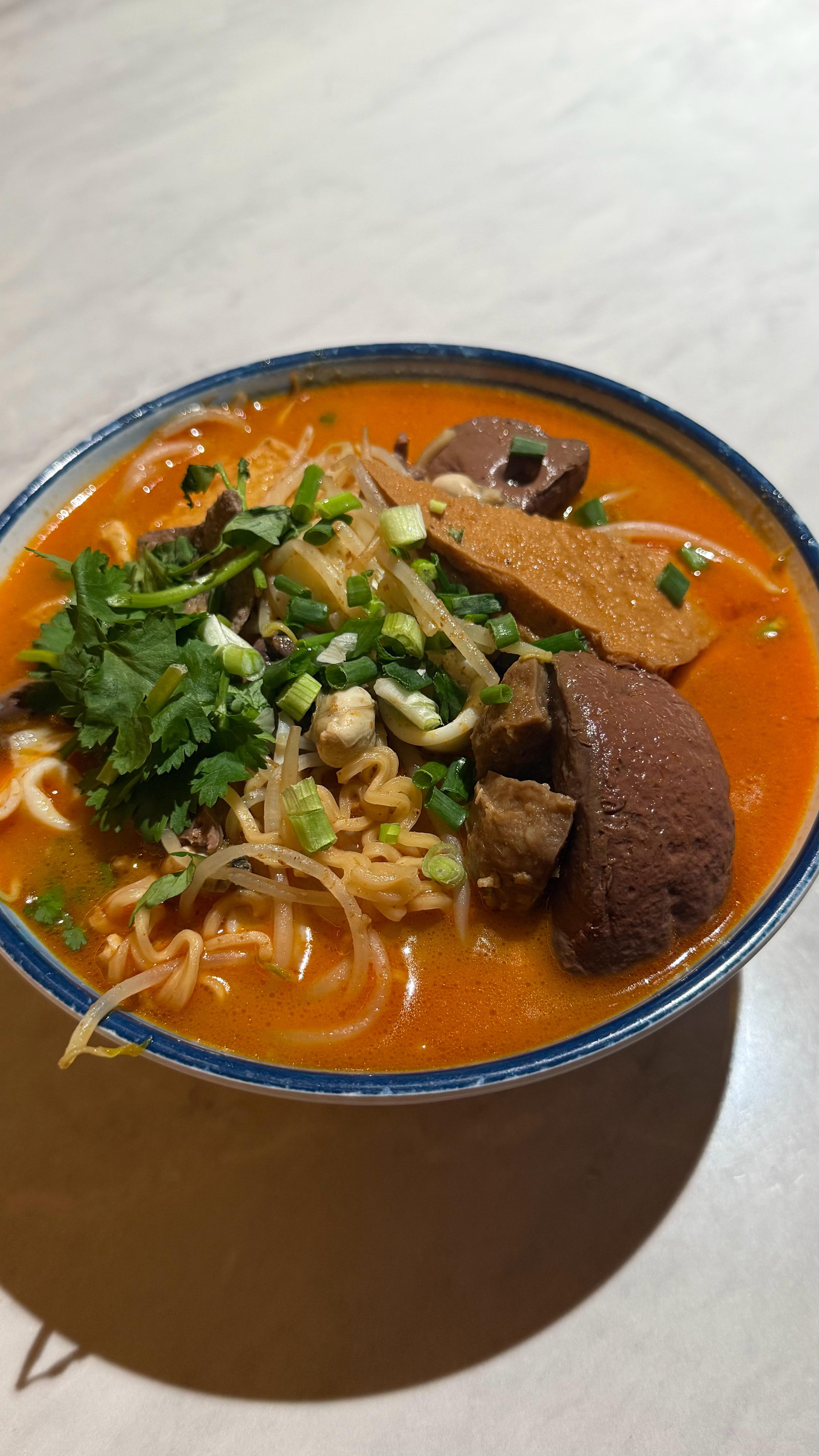 你们晚上吃什么？天气冷了来一碗沙茶面很过瘾😋 