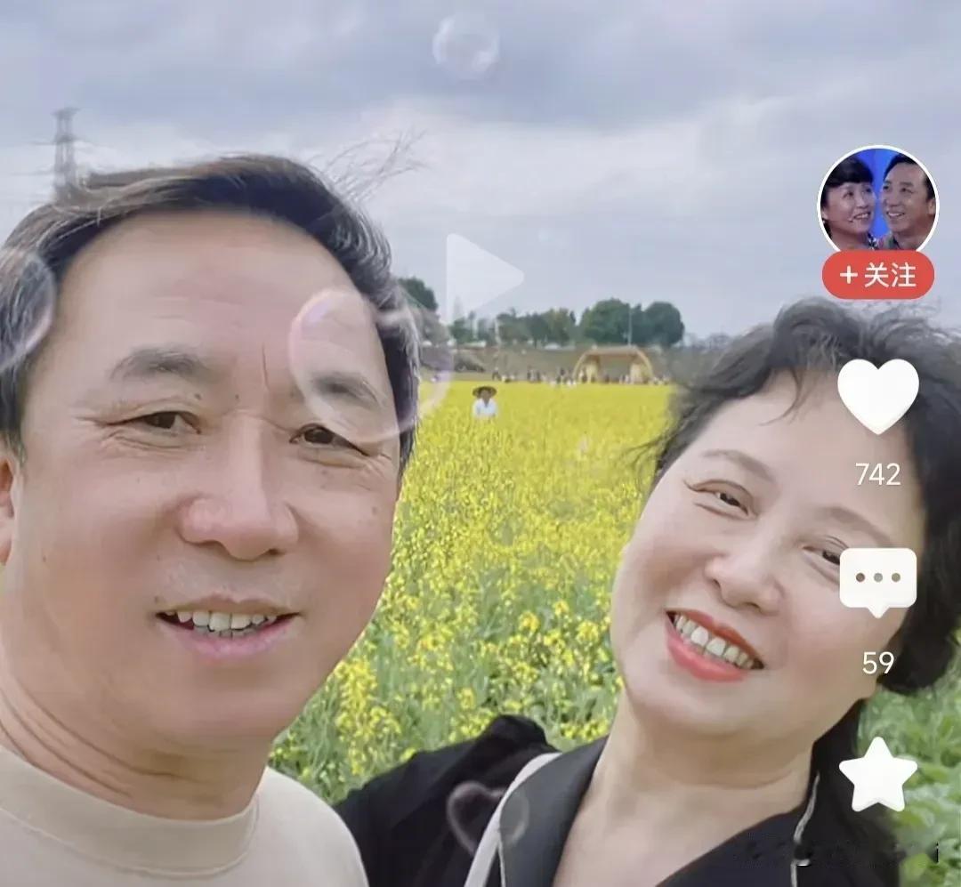 在网上看到吕小潮的抖音，她和初恋在一起的点点滴滴，两人在一起十分地幸福！俩人拍了