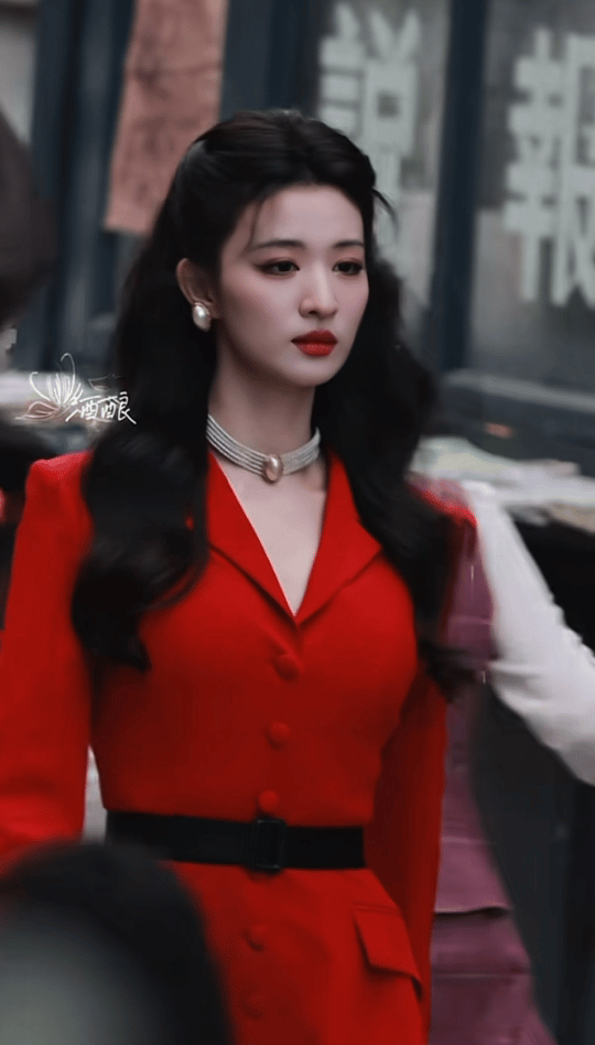 王楚然全世界第一适配正红色 任素素这红衣造型真的美到失语！浓烈的正红衬得她冷艳又