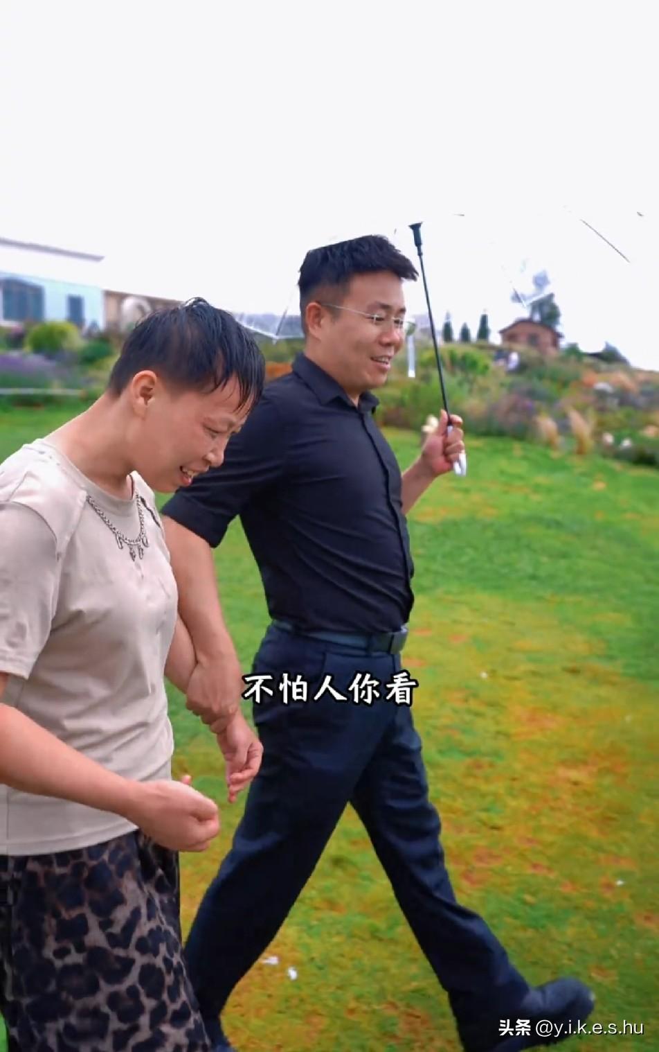 亮哥对商务装很是执着，这身材穿的前凸后翘的[捂脸]