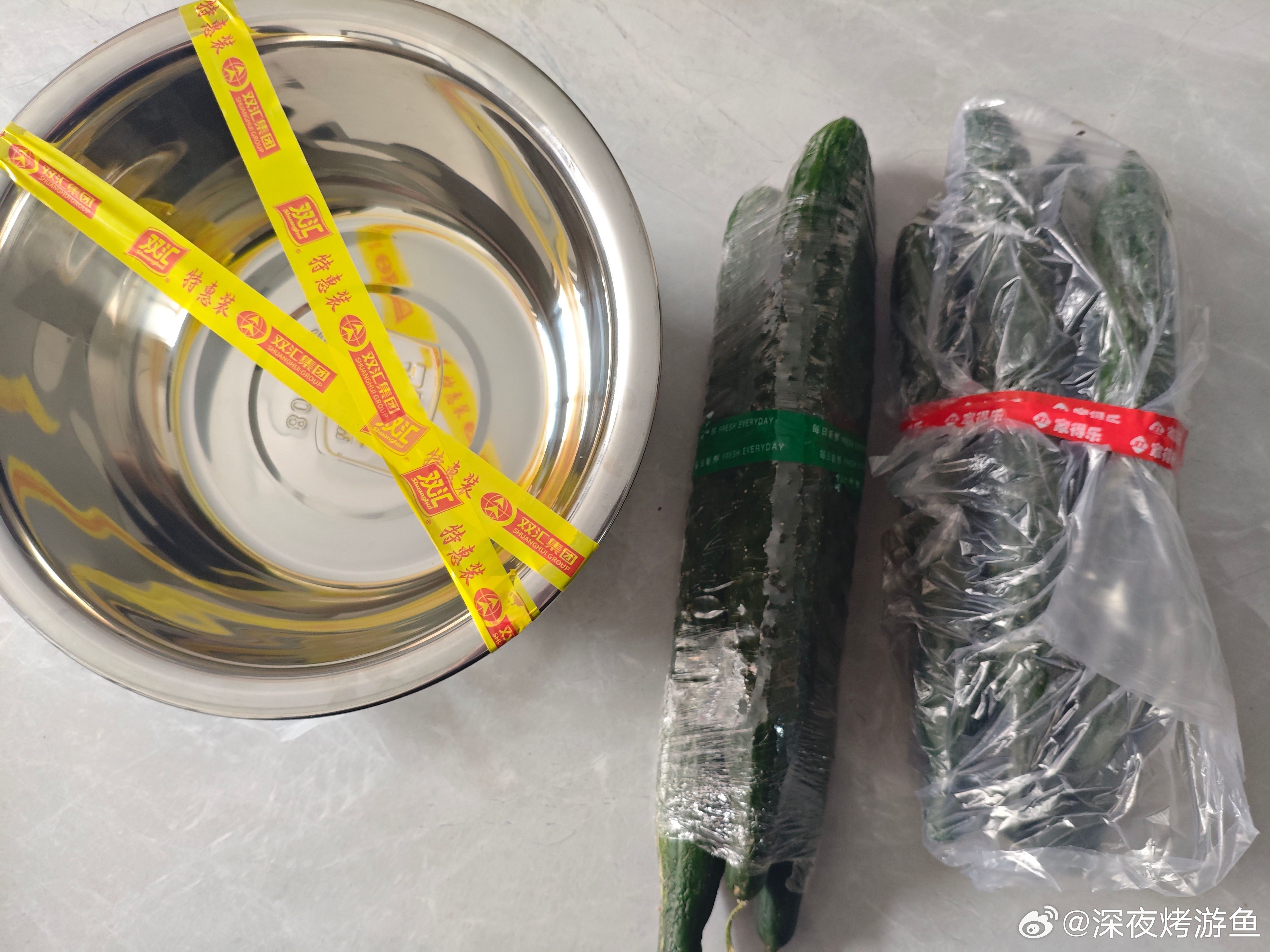 虽然没买到特价土豆🥔，但是买到了特价黄瓜🥒。买红肠送铁盆。红肠是我需要的，铁